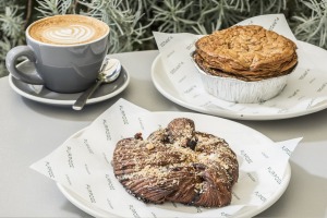 浓缩咖啡和Gianduja Babka羊角面包（中心）和Pastrami Pie（右）。