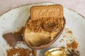 复活节彩蛋，里面装满了白巧克力饼干ganache。