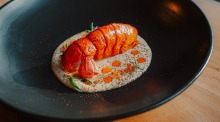 烹饪创造力：Corella Bar的标志性西澳大利亚州Marron Dish。