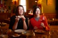 188bet金博宝Good Food的Annabel Smith和Emma Breheny在Fitzroy North附近的葡萄酒中。
