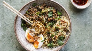 将这种鸡肉面条搅拌炒鸡蛋和辣椒油。