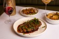 “纯黑色”安格斯·莫因（Angus sirloin）在卡智（Chi Chi）上搭配黑胡椒和咖喱叶。