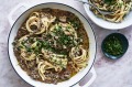亚当·廖(Adam Liaw)的stroganoff宽面条中加入了一些面条水，用来制作丝滑的酱汁。
