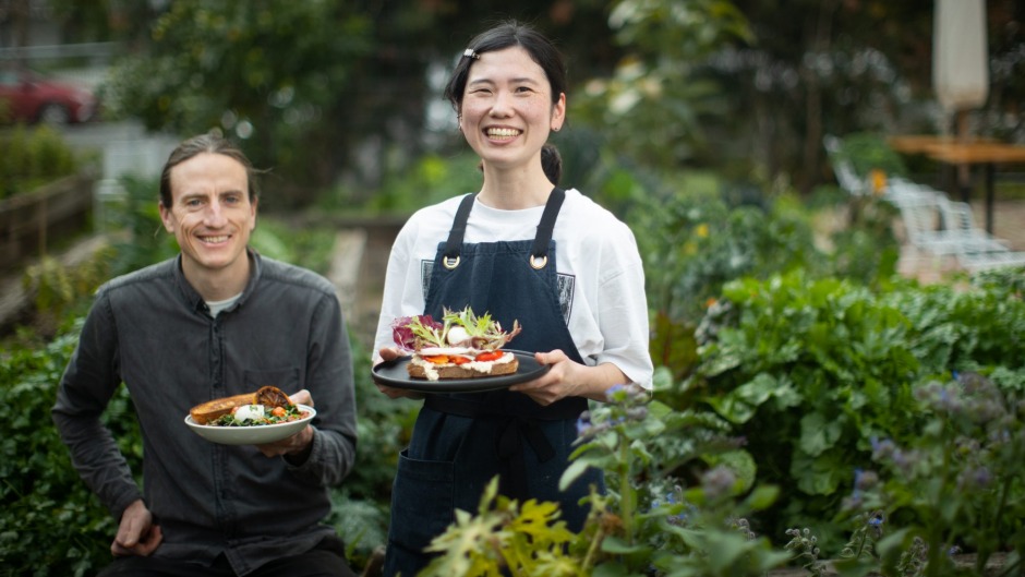 基本厨师Madoka Hida（右）和经理Jake Sullivan在他们的Footscray Cafe花园中。