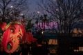 大胆的壁画和霓虹灯标志照亮了原本黑暗和忧郁的空间。