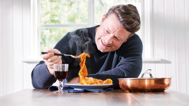杰米·奥利弗（Jamie Oliver）的新食谱的重点是一锅奇迹和简单的淘汰托盘。