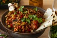 将这个加香料的ratatouille与扁平面一起食用。