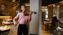老板Xiao Tang Qin用他的小提琴来娱乐食客。