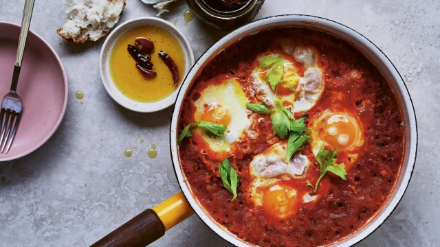 意大利风格的Shakshuka：Uova Alla contadina（鸡蛋在番茄Sugo中撒尿）。