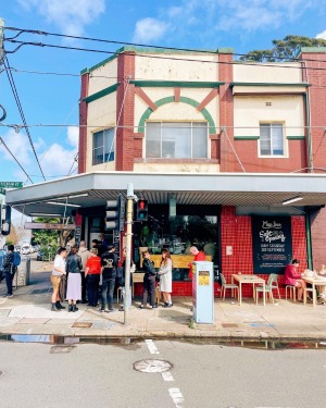 在马里克维尔的新素食面包店餐厅西娜小姐之外的队列。